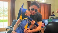 <p>Kehadiran adik dari Verrell Bramasta itu membawa kebahagiaan untuk Vania. Lihat saja betapa lucunya Vania ketika memberi sang kakak kecupan di pipi. (Foto: Instagram @athallanaufal7)</p>