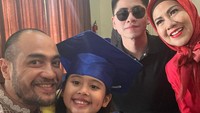 <p>Setelah acara wisuda, Vania memamerkan wajah bahagia ketika selfie bersama keluarga, nih. (Foto: Instagram @athallanaufal7)</p>