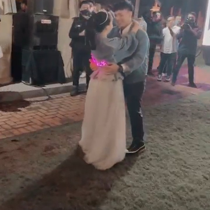 <p>Hubungan Adinda dengan sang mantan kandas. Armand pun menjadi telinga di kala Adinda butuh tempat curhat. Benih-benih cinta mulai terjalin kemudian. (Foto: Instagram @masayuclara)</p>