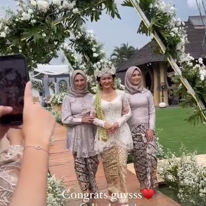 <p>Pencinta sinetron tanah air tentu sudah tidak asing dengan Adinda Azani. Dara berusia 28 tahun ini akhirnya telah melepas masa lajang, Bunda. (Foto: Instagram @syahnazs)</p>