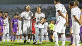 Ronaldinho 'Lupa' Minum dan Istirahat Akibat Diajak Foto-foto