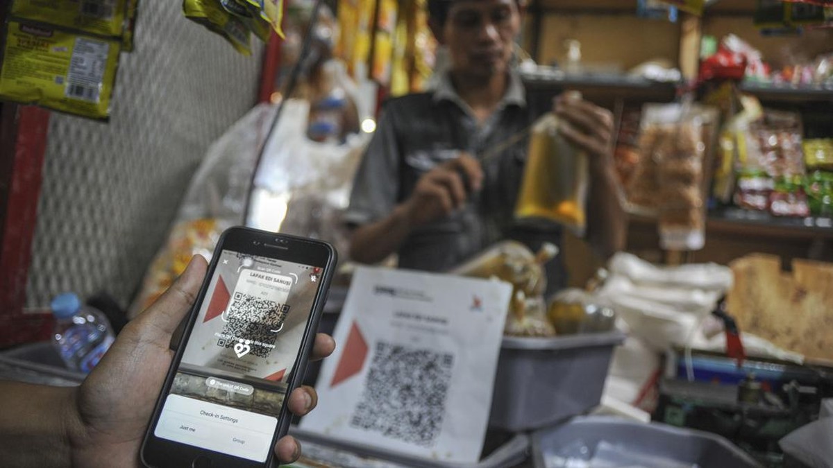 FOTO: Saat Beli Minyak Goreng Curah Pakai PeduliLindungi