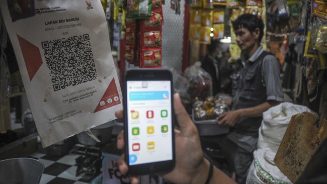 Masyarakat bisa menggunakan KTP selain aplikasi PeduliLindungi untuk membeli minyak goreng seharga Rp14 ribu.