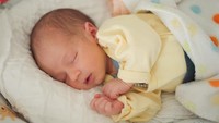 Perlukah Bayi Menggunakan Bantal Anti Peyang? Simak Penjelasannya Yuk Bun