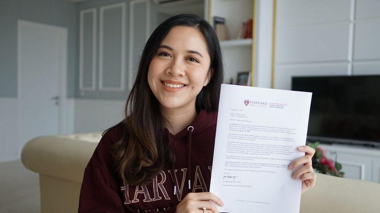 Celline, alumnus FK Unair yang lulus di usia 19 tahun Celline, alumnus FK Unair yang lulus di usia 19 tahun