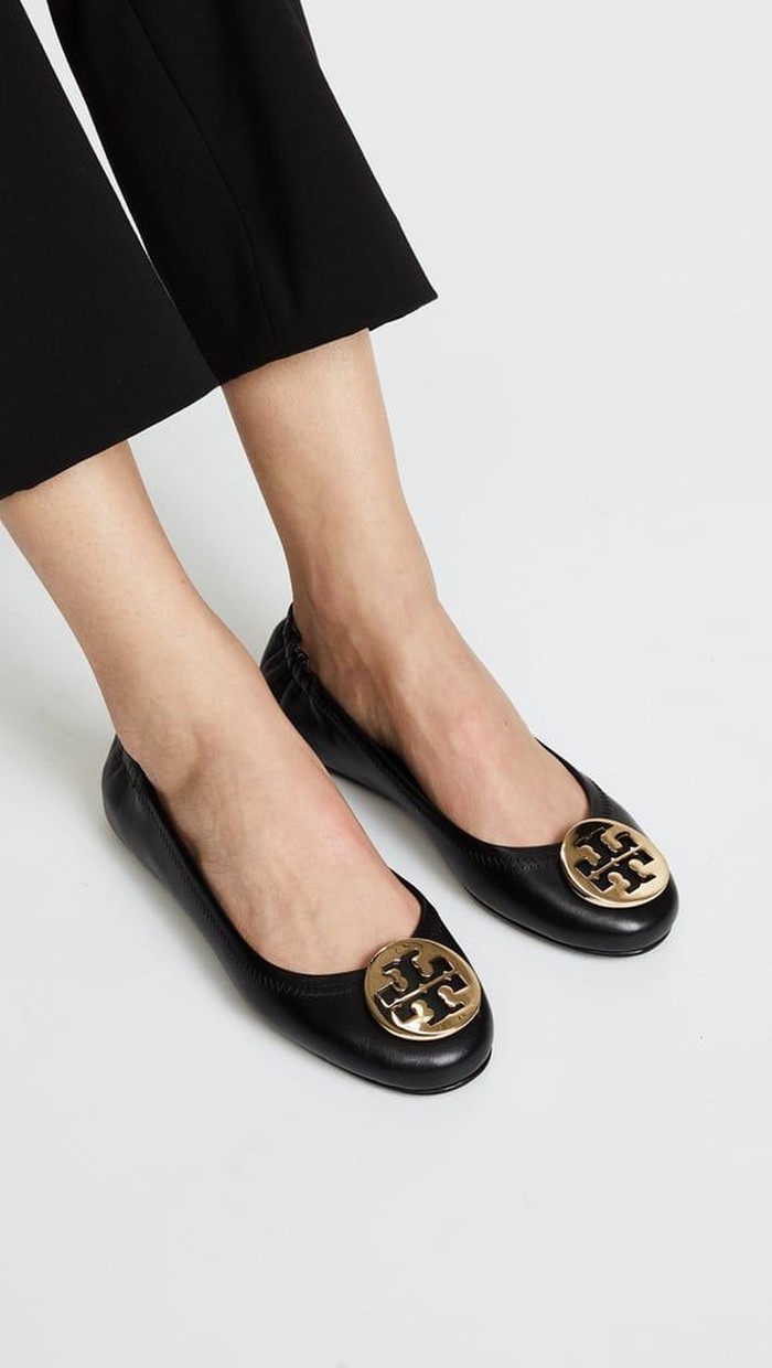 Flat shoes Tory Burch yang menjadi favorit banyak orang/