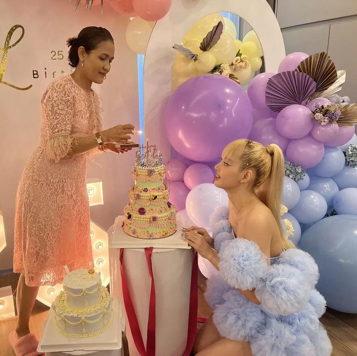 <p>Ibunda Lisa juga masih memperlakukan putrinya bak seorang gadis kecil. Tengok saja potret mereka di acara ulang tahun. Bikin gemas! (Foto: Instagram @chitthipbruschweiler)</p>