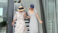 <p>Lisa BLACKPINK dibesarkan oleh ibunda yang berdarah Thailand, serta ayah sambung berdarah Swiss. Hubungan Lisa dengan ibunda kerap mencuri perhatian publik.(Foto: Instagram @chitthipbruschweiler)</p>