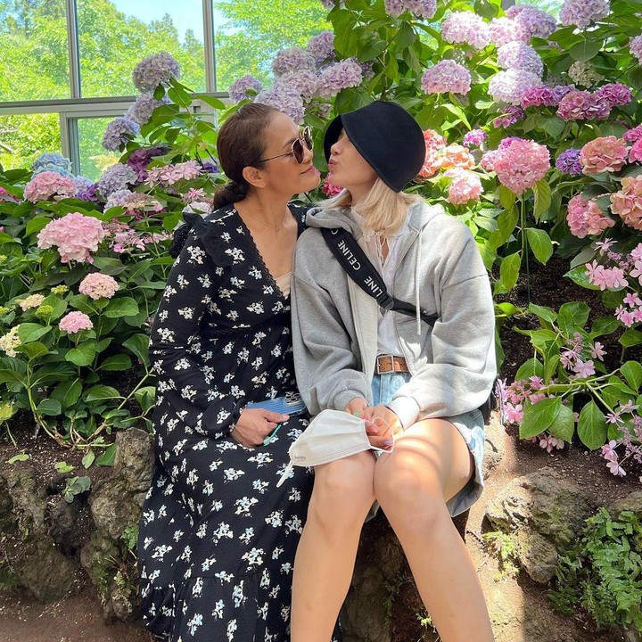 <p>Dikenal memiliki hubungan yang sangat erat dengan sang Bunda, enggak heran kalau Lisa BLACKPINK dan ibunda sering dikira seperti kakak beradik, ya? (Foto: Instagram @chitthipbruschweiler)</p>