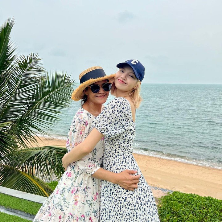 <p>Dara kelahiran 27 Maret 1997 itu sangat menyayangi ibunda. Di setiap foto bersama sang Bunda, Lisa selalu memeluk wanita itu dengan erat. (Foto: Instagram @chitthipbruschweiler)</p>