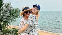 7 Potret Hangat Lisa BLACKPINK dan Ibunda, Sama-sama Cantik Memesona