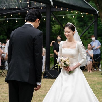 img-title Jang Nara Resmi Menikah dengan Suami Non-Selebriti, Simak Potret Lengkapnya!