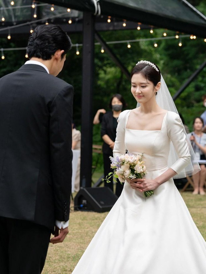 Menikah pada 26 Juni 2022 Jang Nara menikah dengan seorang non-celebrity. Sang aktris mengenakan gaun dari boutique Hwang Jeong Ah, dihiasi veil dan tiara saat pernikahannya./ Foto: soompi.com