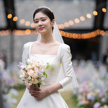 Ini Sosok Suami Berondong Jang Nara yang Jadi Sorotan