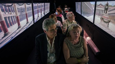 FOTO: Bus VR Angkut Wisatawan Jelajahi Waktu ke Romawi Kuno