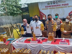 Polisi Tangkap Penjual Minyak Goreng Curah Kemasan Ilegal di Tangerang