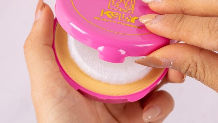 Bukan Cuma Krim Wajah, Makeup Jadul Kelly Juga Punya 4 Varian Bedak Murah Meriah, Cuma Rp11 Ribu!