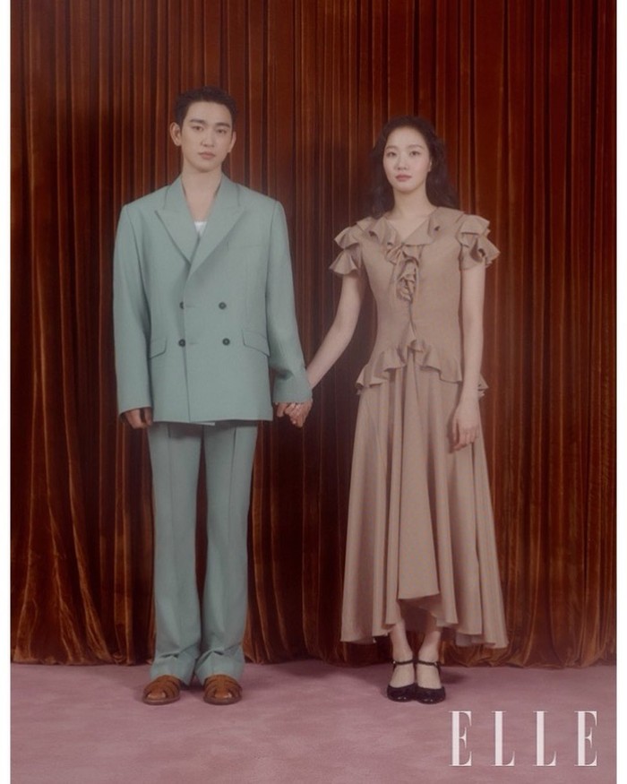 Kim Go Eun mengenakan dress dengan detail ruffle pada bagian tangan, leher, hingga pinggang yang membuat tampilannya semakin manis. Jinyoung mengenakan setelan jas dengan potongan celana yang membuatnya terlihat klasik./ Foto :Instagram.com/ellekorea