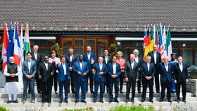 Ikut KTT G7, Jokowi Berpose Diapit Kanselir Jerman dan Biden