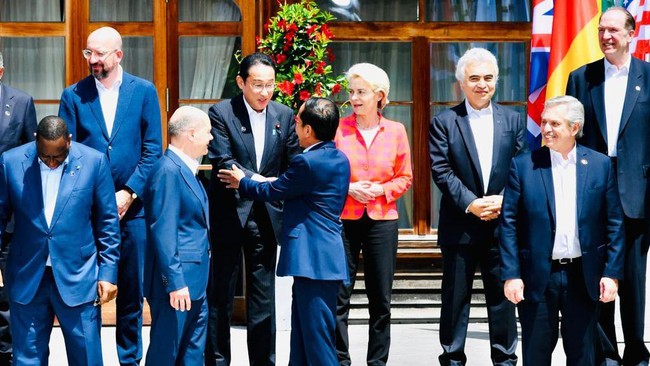 Harga minyak mentah dunia naik hingga 1,8 persen usai negara-negara G7 berjanji untuk menekan Presiden Rusia Vladimir Putin lewat sanksi baru.