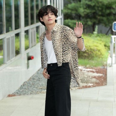 Rajin Bayar Pajak, V BTS Terima Pujian dan Dapat Penghargaan