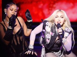 Madonna Cium Tokischa di Panggung, Kena Roasting sampai Dianggap Cringe