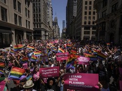 Kembang Api Dikira Tembakan, Peserta Parade LGBT di AS Berlarian Panik