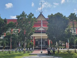 Anggota Brimob Gugur, Polda Kepri Kibarkan Bendera Setengah Tiang