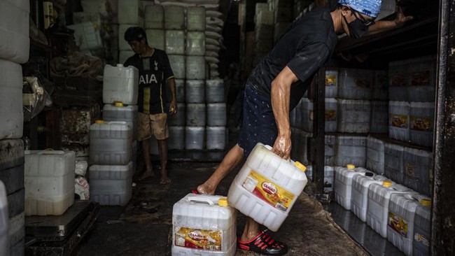 Ekonom menilai klaim Mendag Zulkifli Hasan soal minyak goreng curah Rp14 ribuan hanya lip service. Data yang disampaikan pun data-data yang bagus.