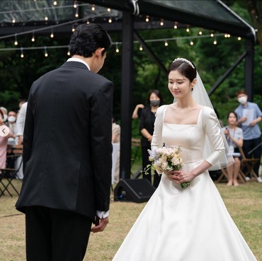 Jang Nara Akhirnya Bagikan Wajah Suami Berondong