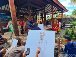 Perupa Melukis Gandrung Demi Siapkan Pameran Lukis Terbesar di Banyuwangi