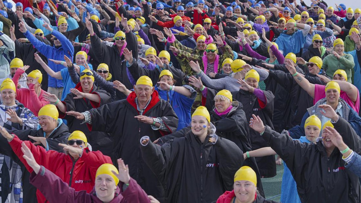 FOTO: Ramai-ramai Berenang untuk Solidaritas Ukraina