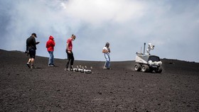 FOTO: Uji Coba Robot Eksplorasi Planet di Gunung Etna
