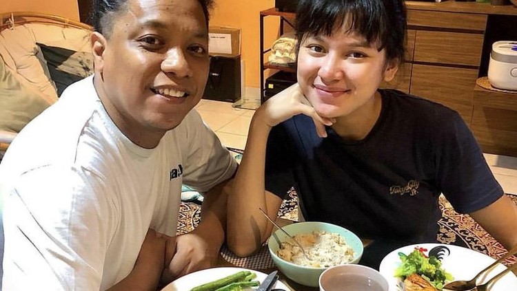 Romantisnya Arie Kriting Saat Jualan Pisang Goreng dengan Indah Permatasari