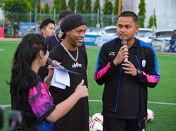 Ronaldinho Gelar Coaching Clinic di Malang, Ini Kata Gilang Widya
