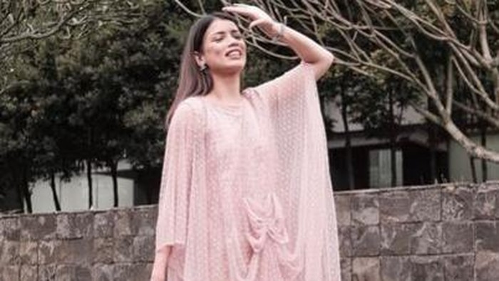 Intip Gaya Modis Sabrina Chairunnisa Mengenakan Dress, Feminin dan Manis Banget!