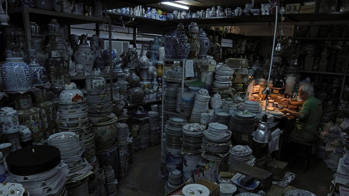 FOTO: Senjakala Kerajinan Lukisan Porselen China di Hong Kong