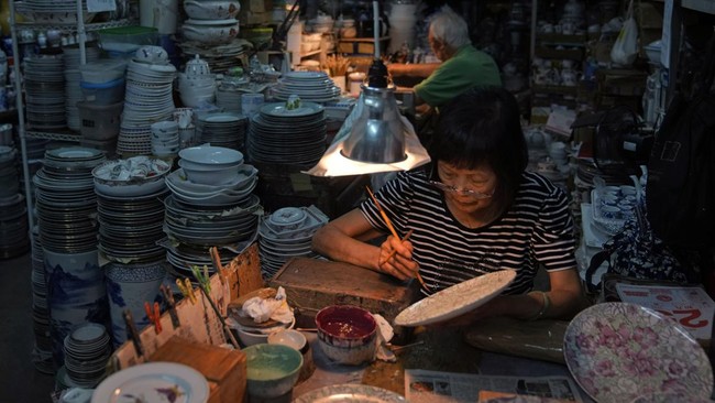 FOTO: Senjakala Kerajinan Lukisan Porselen China di Hong Kong