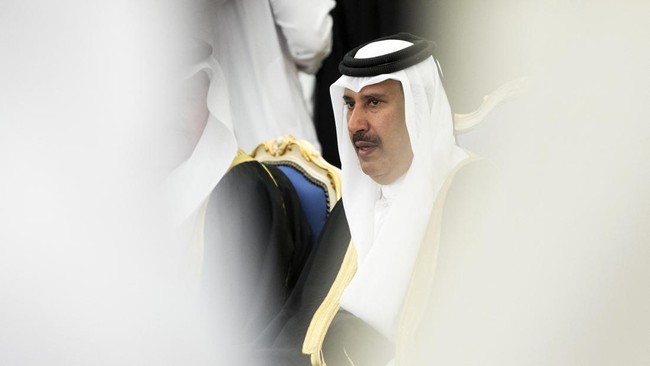 Sheikh Qatar, Hamad bin Jassim bin Jaber Al-Thani, menjadi sorotan usai memberi koper penuh uang senilai Rp15,6 miliar ke Pangeran Charles.