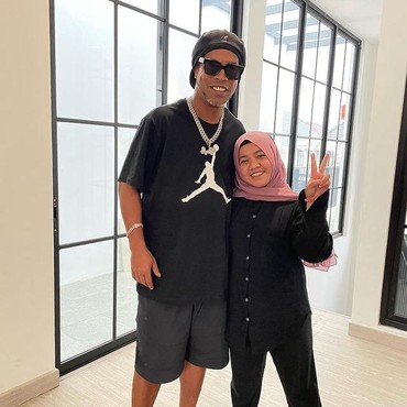 Kunjungi Andara, Ronaldinho Foto bareng Keluarga & ART Raffi - Nagita