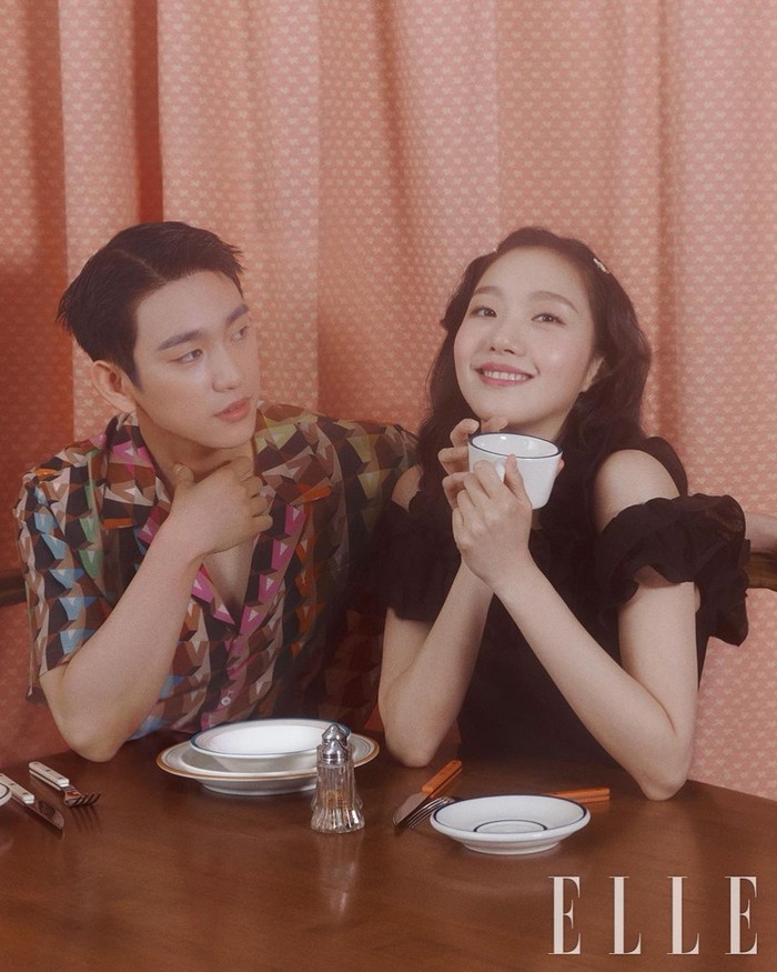 Tampil dengan pose yang tidak kalah menggemaskan. Jinyoung memandang Kim Go Eun, seperti terpesona dengan senyum yang ditunjukkannya. Sama seperti karakter mereka yang sedang dimabuk cinta dalam drama Yumi's Cells./ Foto: Instagram.com/ellekorea