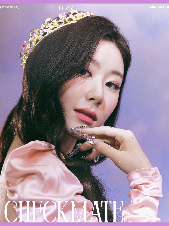 Teaser yang dirilis memalui akun official ITZY pada hari Minggu, (26/6) lalu ini memperlihatkan setiap member yang mengenakan mahkota dengan pakaian berwarna hitam dan merah muda, semakin menambah kesan elegan./ Foto : twitter.com/ITZYofficial