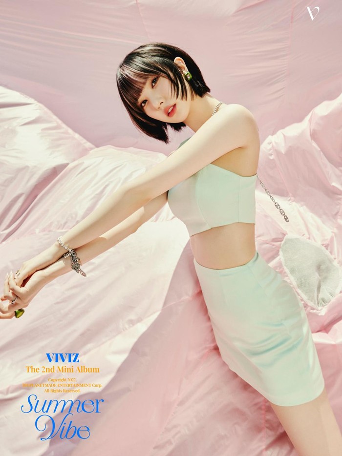 Pada teaser yang dirilis hari Minggu (26/6), member VIVIZ tampil manis dengan konsep musim panas yang menyegarkan./ Foto: twitter.com/VIVIZ_Official