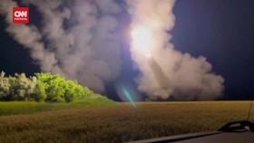 VIDEO: Ukraina Pakai Roket HIMARS Kiriman Biden, Berdesing di Udara
