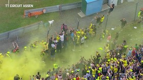 VIDEO: Bagnaia dan Bezzecchi Rayakan Kemenangan Bersama Suporter VR46
