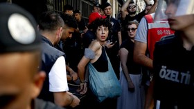 FOTO: Ratusan Pedemo Ditahan usai Rusuh Pawai LGBT Diusir Polisi Turki