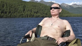 FOTO: Pose Narsistik Putin Bertelanjang Dada bak Anak Muda