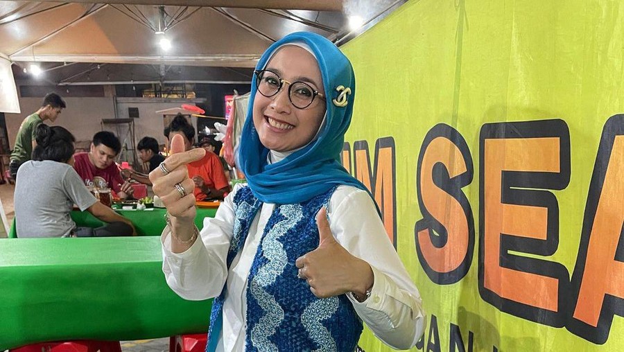 10 Potret Awet Muda Desy Ratnasari Saat Cicip Awug dan Seafood 10 Potret Awet Muda Desy Ratnasari Saat Cicip Awug dan Seafood
