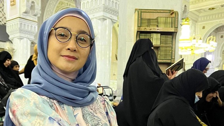 10 Potret Awet Muda Desy Ratnasari Saat Cicip Awug dan Seafood