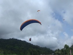 Puluhan Atlet Paralayang Adu Ketangkasan di Porprov Jatim